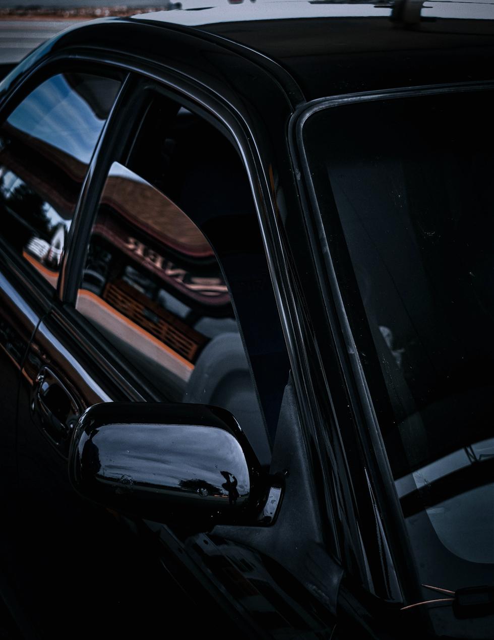 Side glass and mirror of a dark car